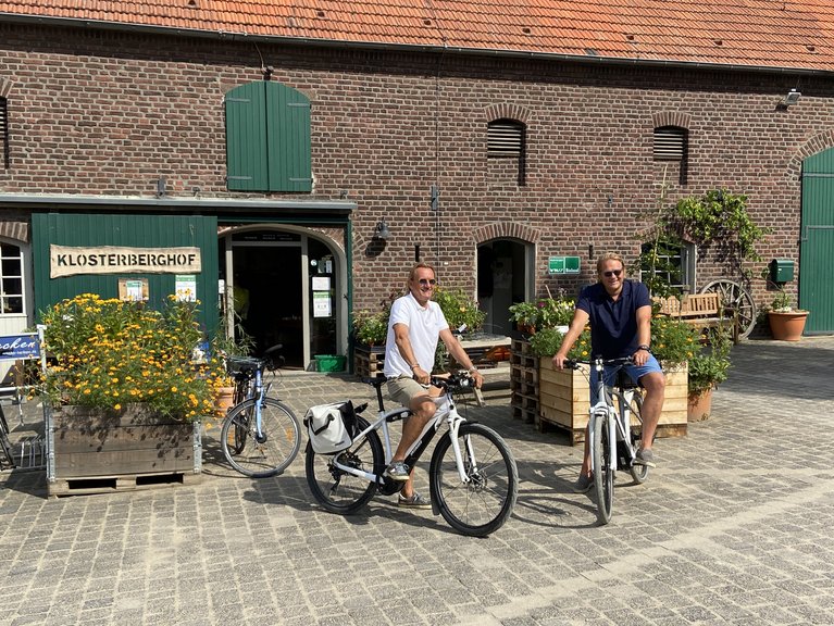 Frisches Gemüse und aromatische Kräuter holten sich die Fernsehköche Björn Freitag und Frank Buchholz für ihre Sendung "Lecker an Bord" vom Klosterberghof.