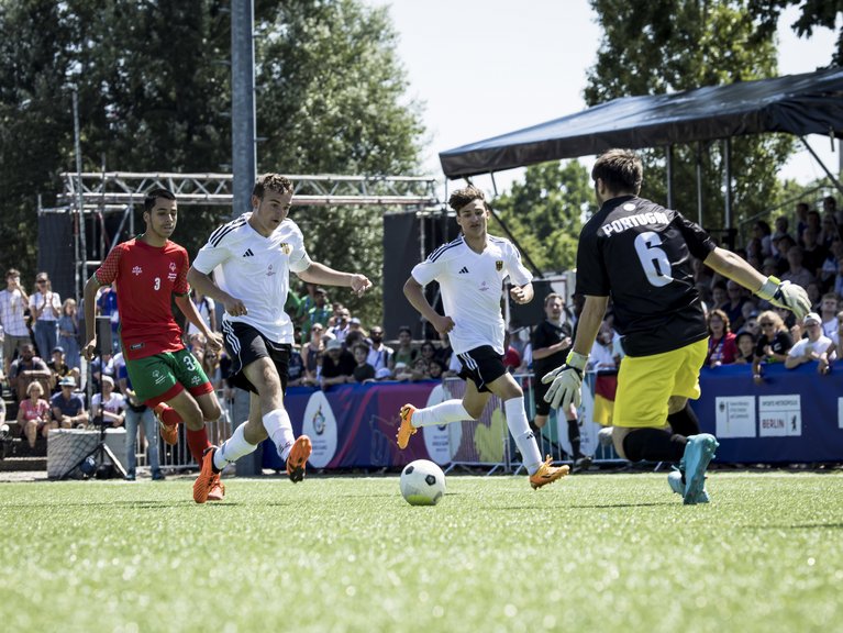 Unsere Fußballer spielten sehr gut. Im Futsal-Wettbewerb mussten sie sich erst im Finale gegen Portugal geschlagen geben. So erreichten sie Platz 2 und gewannen Silber. 
 Foto: SOD/Stefan Holtzem