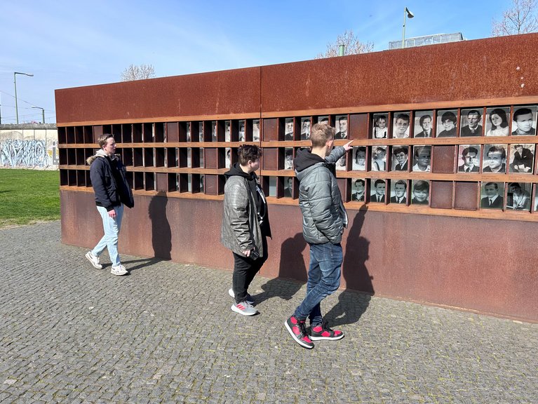 An der Mauer-Gedenk-Stätte sahen sich die Teilnehmer die Ausstellung an.