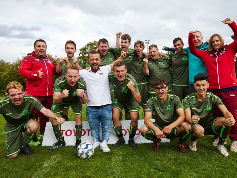 Para-Sportler Matthias Mester (in der Mitte) jubelte mit den DJK-Fußballern.