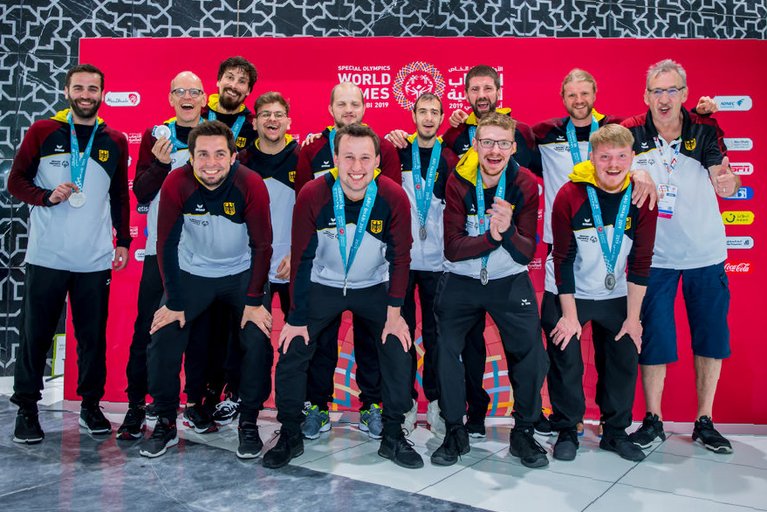 Team Germany Unified Basketball präsentiert stolz seine Medaillen. 