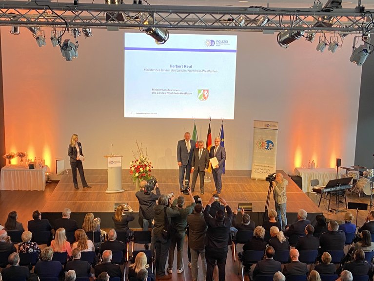 Innenminister Reul verabschiedete Frank Richter (links) und führte Andreas Stüve (rechts) offiziell ins Amt ein.
