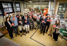 Gruppenbild mit Schreinerei-Team und den Gästen von der Sparkasse Essen