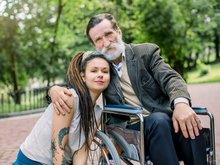 Adobe Stock/sofiko141 Betreuerin mit einem Klienten im Rollstuhl