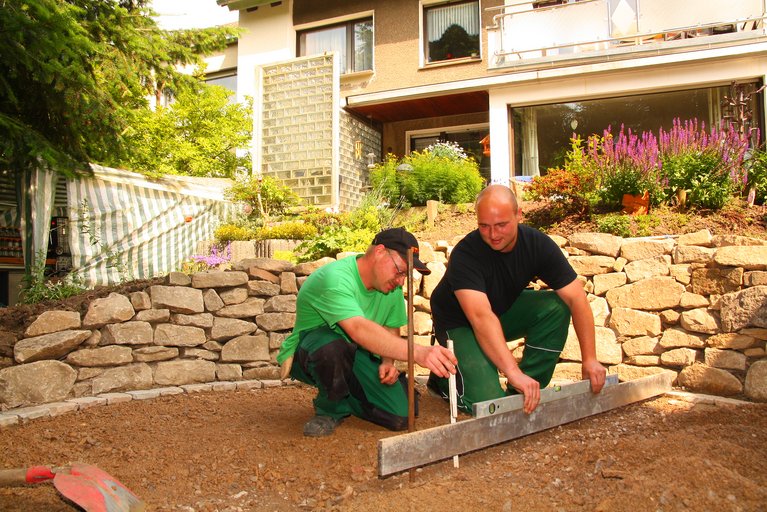 Arbeiten im Garten gehören zum Angebot der in time.