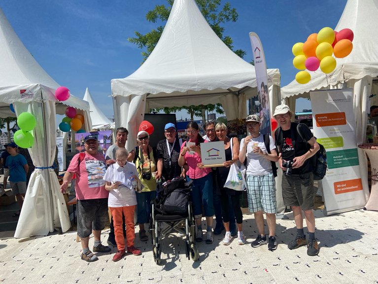 Die Gruppe aus dem ABW Huttrop hat sich über das Treffen am Stand der Werkstätten gefreut.