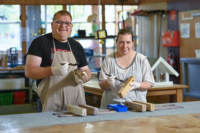 Uli Briehn aus dem Franz Sales Haus und Christiane Zeidler von der Heimstatt haben zusammen gewerkelt. Sie haben Schlüssel-Bretter aus Holz für den Weihnachtsmarkt gemacht.