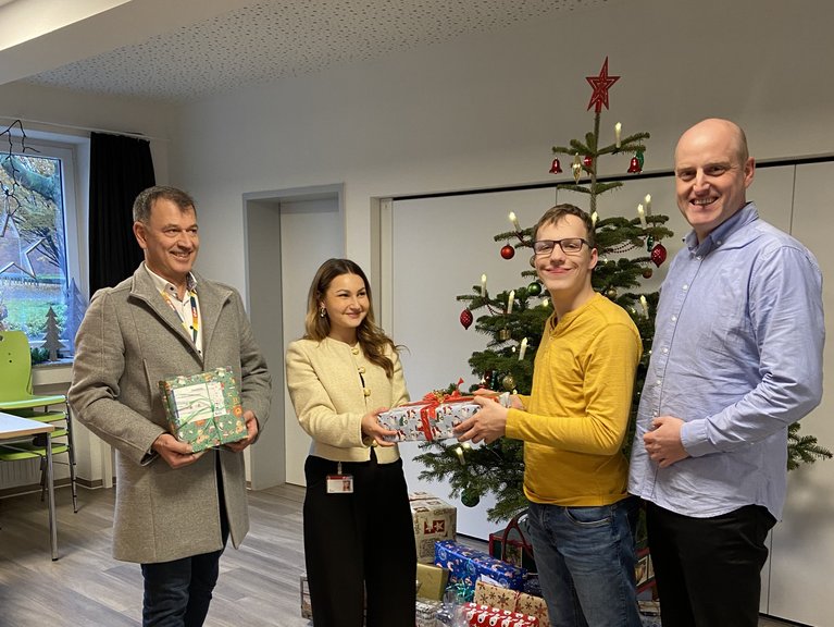 Lea Schweder brachte die Geschenke gemeinsam mit ihrem Kollegen (links im Bild) im Franz Sales Haus vorbei. Daniel und Thomas Böckmann (rechts im Bild) nahmen die Pakete an.