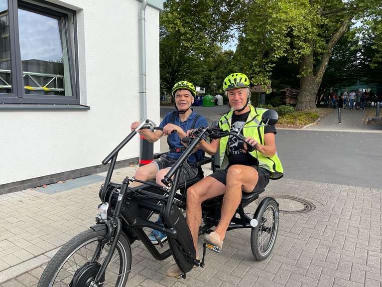 Im Freizeitbereich kann man ein Tandem ausleihen, auf dem man neben der Begleitperson sitzen kann.