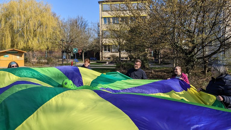 Mit dem Schwungtuch kann man zum Beispiel einen Ball bewegen.