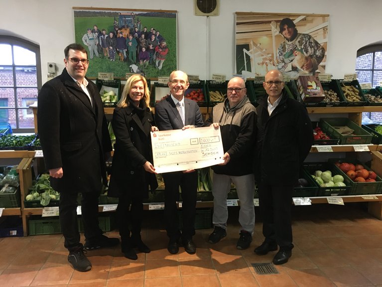 Für eine wunderbare Überraschung am Nikolaustag sorgten Dr. Marcus Larres (links), Werkleiter des Schöck-Standorts in Altenessen, Schöck-Vorstand Dr. Harald Braasch (Mitte) und Karl-Heinz Groh (daneben), der sich für die Franz Sales Werkstätten engagiert hat. 