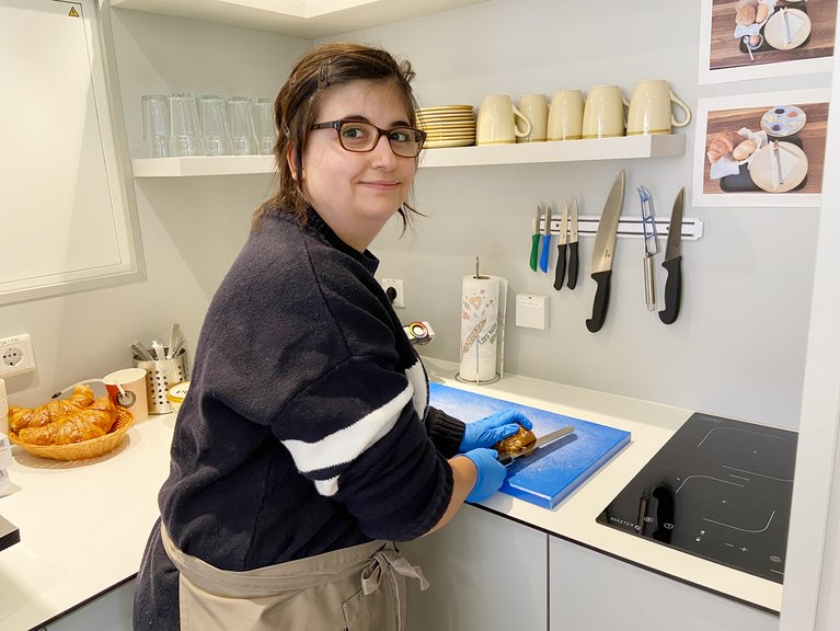 Dahlia Masri bereitet leckere belegte Brötchen für die Gäste vor.