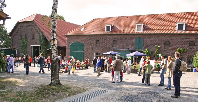 Der Hof und die Werkstatt laden zum Fest für die ganze Familie ein.